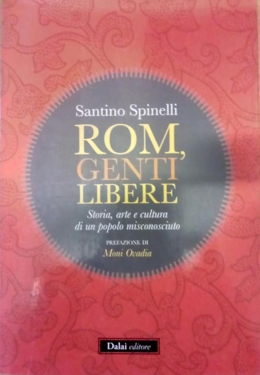 Copertina di Rom, genti libere. Storia, arte e cultura di un popolo misconosciuto di Santino Spinelli: la copertina è rossa con un motivo floreale in stile araldico , anch'esso rosso e riempito con puntini rossi più scuri. Al centro, c'è una circonferenza grigia che riporta il titolo.