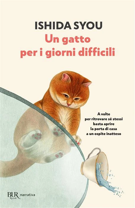 Copertina di Una gatto per i giorni difficili di Syou Ishida: raffigura un gattone rosso accovacciato su tavolino di vetro, visto dal basso, mentre osserva una tazza da tè piena che sta cadendo a terra.