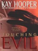 Kay Hooper: Touching evil (2002, Thorndike Press)