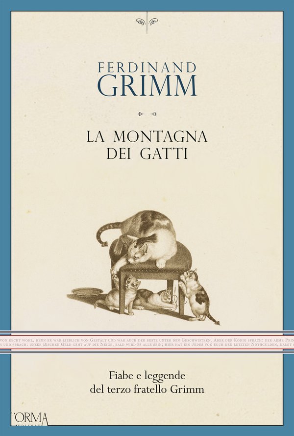 Copertina di La montagna dei gatti di Ferdinand Grimm: raffigura quattro gatti, uno adulto e tre piccoli, che giocano intorno (e sopra) uno sgabello imbottito. Sulla sinistra si vede anche un piattino.