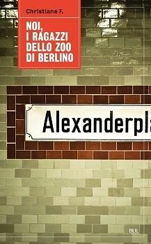 Copertina di Noi, i ragazzi dello zoo di Berlino di Christiane F.: c'è il cartello della fermata della metro dell'Alexanderplatz di Berlino.